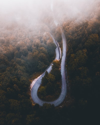 弯道白天航拍图